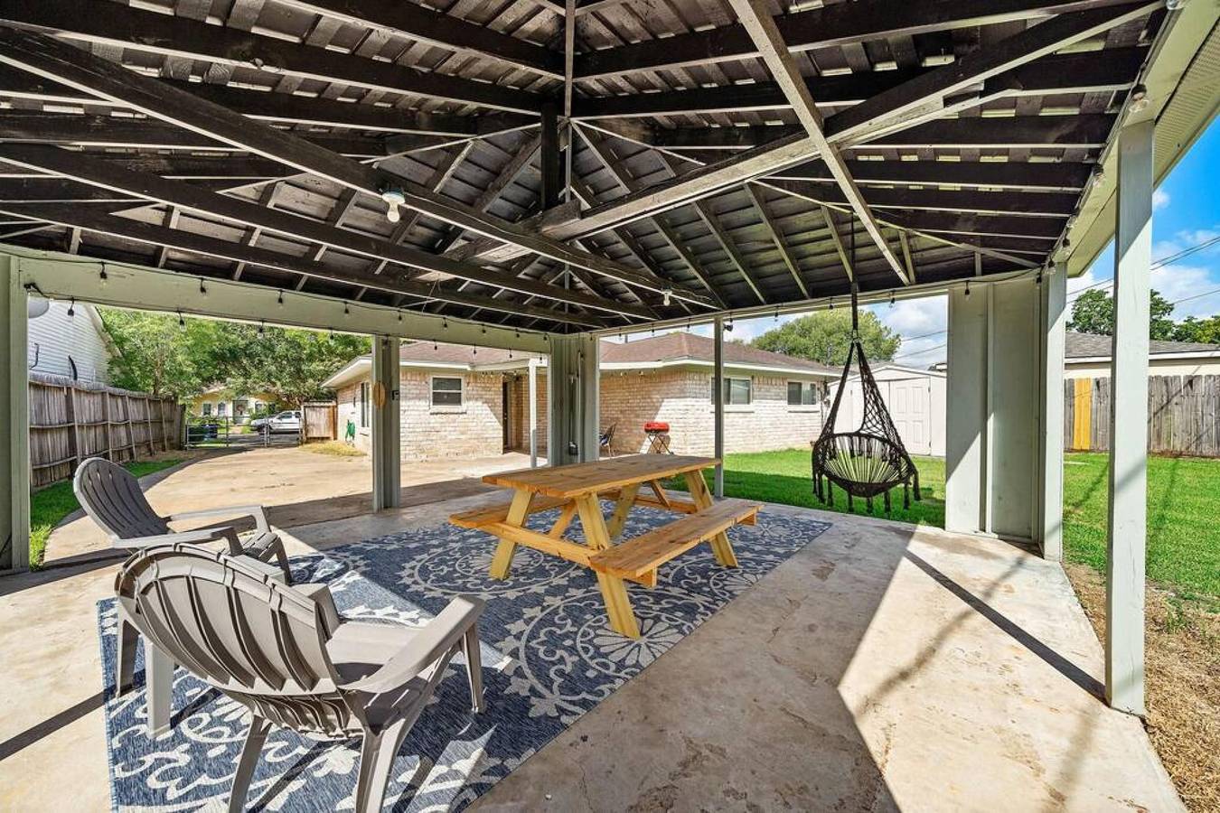 Large South Houston gem with covered patio seating in Houston, Harris County