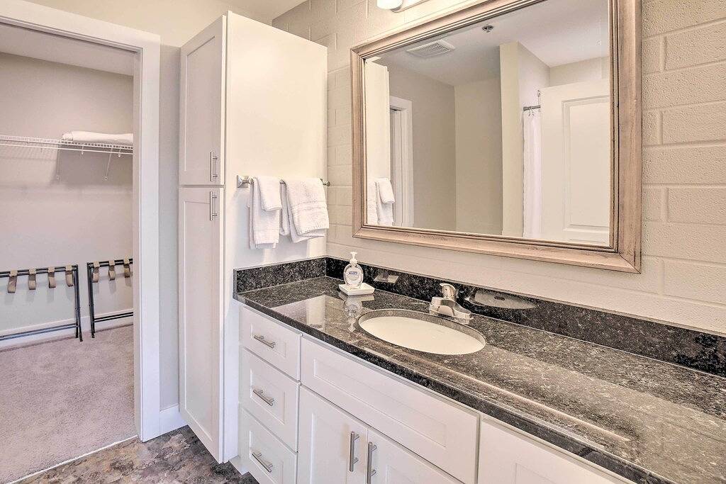 Ganze Wohnung, Luxe Manistee Condo w/ Balcony & River Views! in Manistee, Manistee County