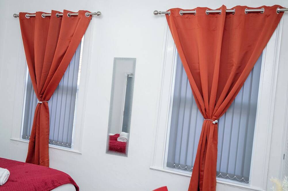 Spacious 4-bed house Liverpool near city centre, sleeps 7, free parking, Wifi in Liverpool, Merseyside
