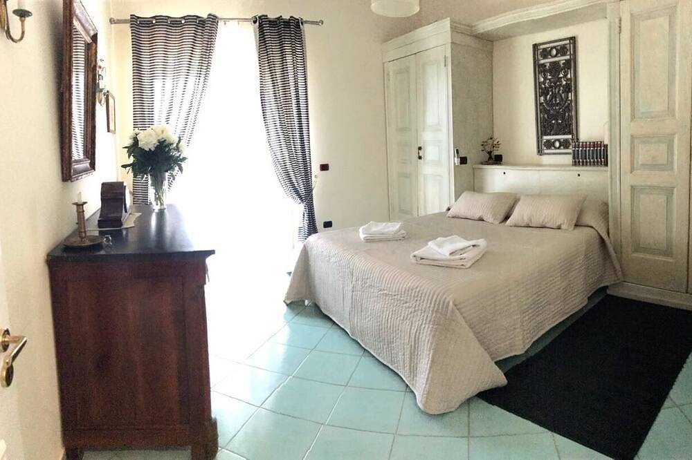 Villa Bikini, a paradise on the rock steep above the sea with swimming pool. in Vico Equense, Napoli e dintorni