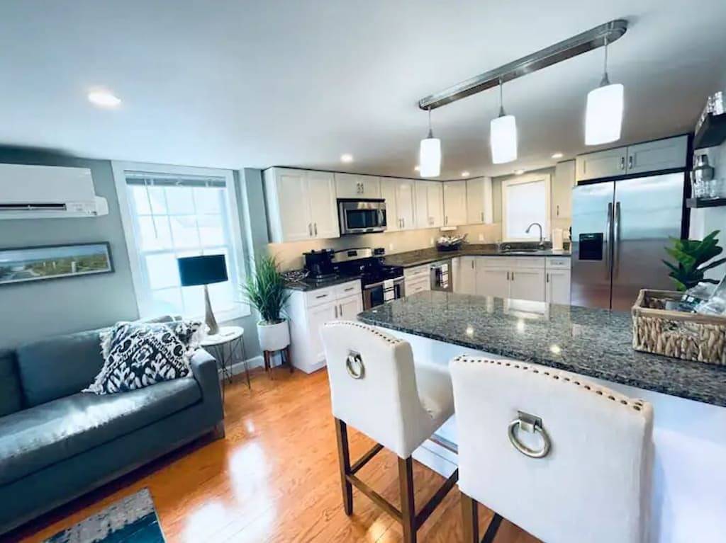 Coastal Cottage - Porch, Grill, Walk to Portsmouth in Kittery, York County