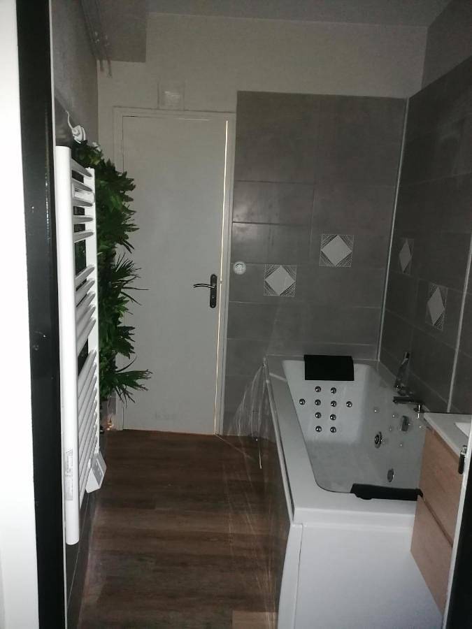 Appartement entier, One-Bedroom Apartment in Tournon-sur-Rhône, Région de Tournon-sur-Rhône