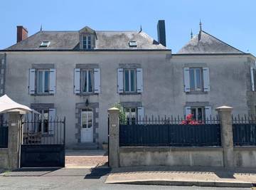 Gîte pour 15 personnes, avec jardin et terrasse à Montournais