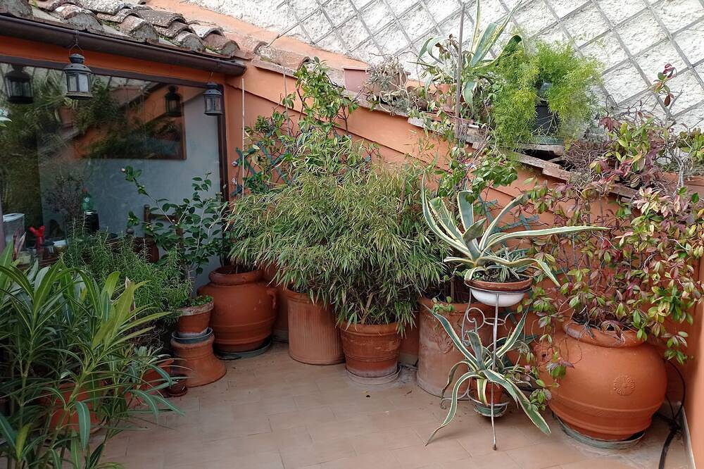 Entire apartment, Detached attic room with private bathroom in ancient village in Colle Alta in Colle di Val d'Elsa, Siena Province