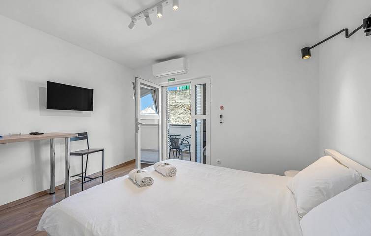 Ganze Ferienwohnung, Apartment am Meer mit Terrasse, Küche und WLAN – 800 m vom Strand entfernt in Vodice, Šibenik-Knin