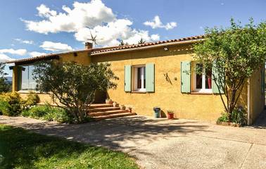 Gîte pour 6 personnes, avec terrasse ainsi que jardin et piscine à La Bastide-des-Jourdans