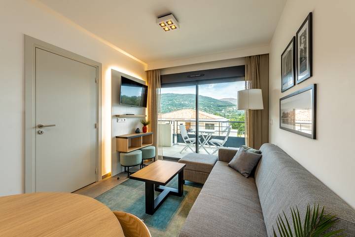 Gîte pour 6 personnes, avec terrasse ainsi que piscine et jardin à Vence - 4