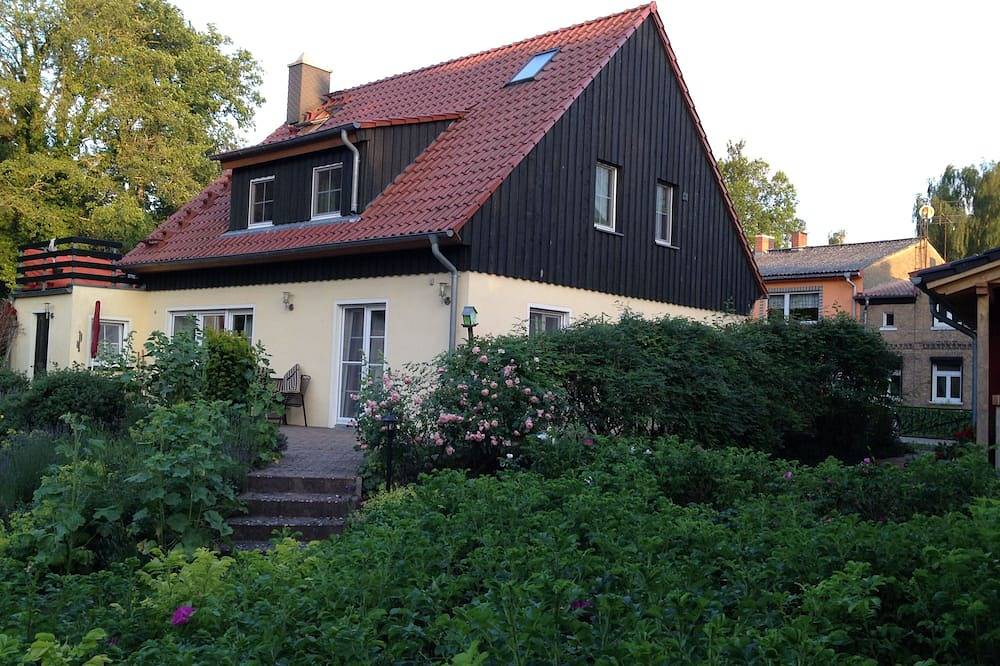 Ganze Wohnung, Ferienwohnung  auf großem gepflegtem Grundstück mit direktem Seezugang in Himmelpfort, Ruppiner Seenland