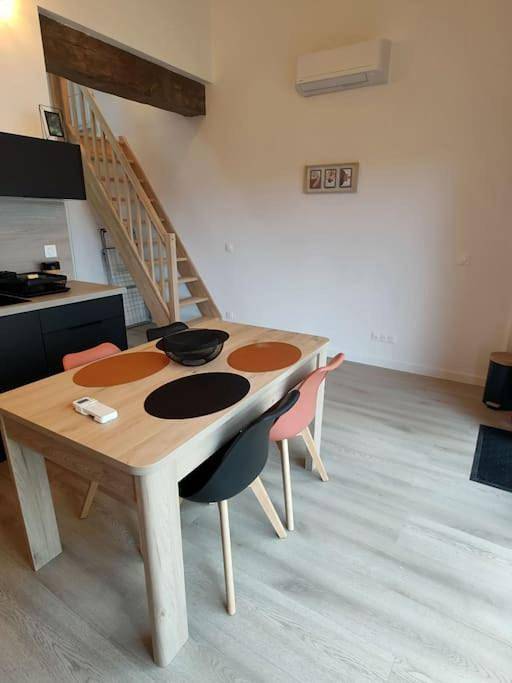 Gîte pour 4 personnes, avec terrasse et vue ainsi que jardin et piscine dans La Chapelle-de-Guinchay - 4