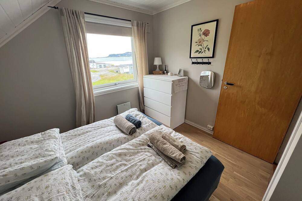 Fabulous 4-bedroom villa with Ac in Møre og Romsdal, boat available in Haram, Nordlige Fjord-Norge