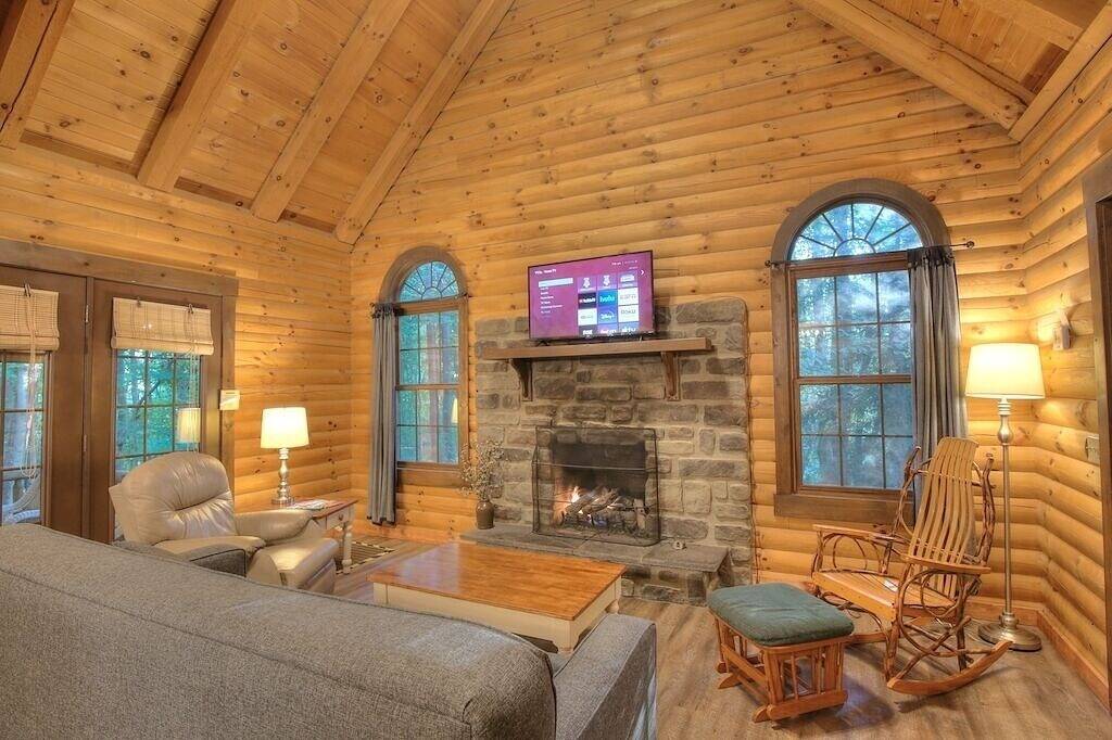 # 1 Cabin Resort - Whirlpool, Kamin, voll ausgestattete Küche, Whirlpool, Feuerstelle im Freien in Holmes County