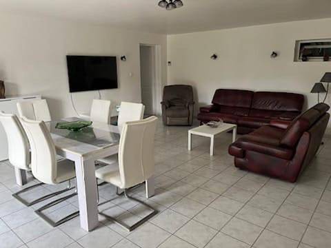 Location de vacances pour 6 personnes, avec vue et terrasse à Saint-Sébastien-d'Aigrefeuille