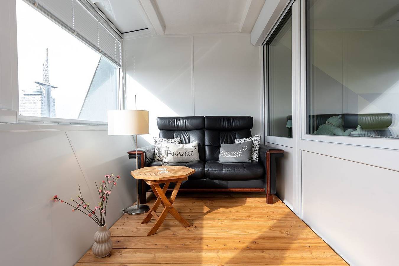 Ganze Wohnung, Ferienwohnung Moni´s Haven. Traumaussicht und Loggia. in Bremerhaven-Mitte, Bremerhaven