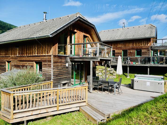 Ferienhaus für 8 Personen, mit Balkon und Whirlpool sowie Terrasse und Garten