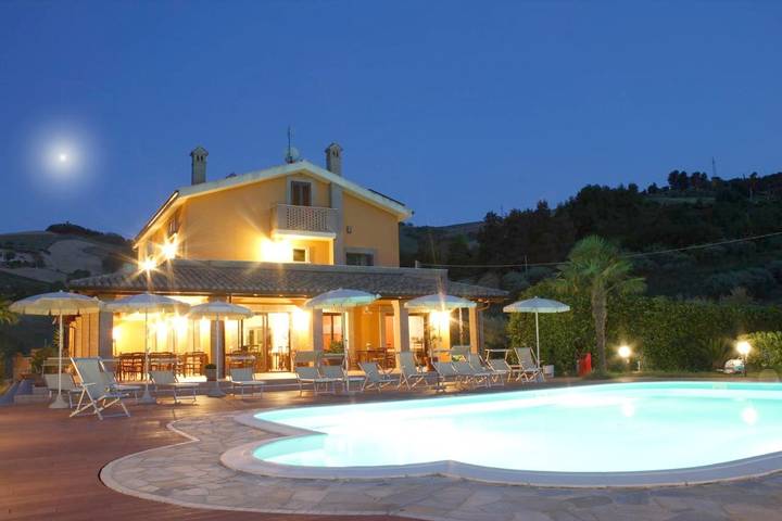 Agriturismo per 4 persone, con Balcone e Terrazza nonché Giardino e Piscina in Provincia di Teramo