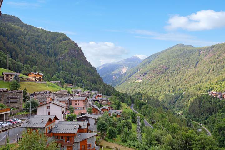 Entire apartment, Apartment 'Appartamento Gaia' with Mountain View, Shared Terrace and Shared Garden in Caspoggio (Town), Caspoggio