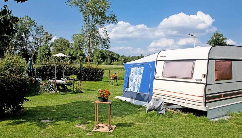Camping pour 5 personnes, avec terrasse ainsi que piscine et vue dans l' Ain - 2