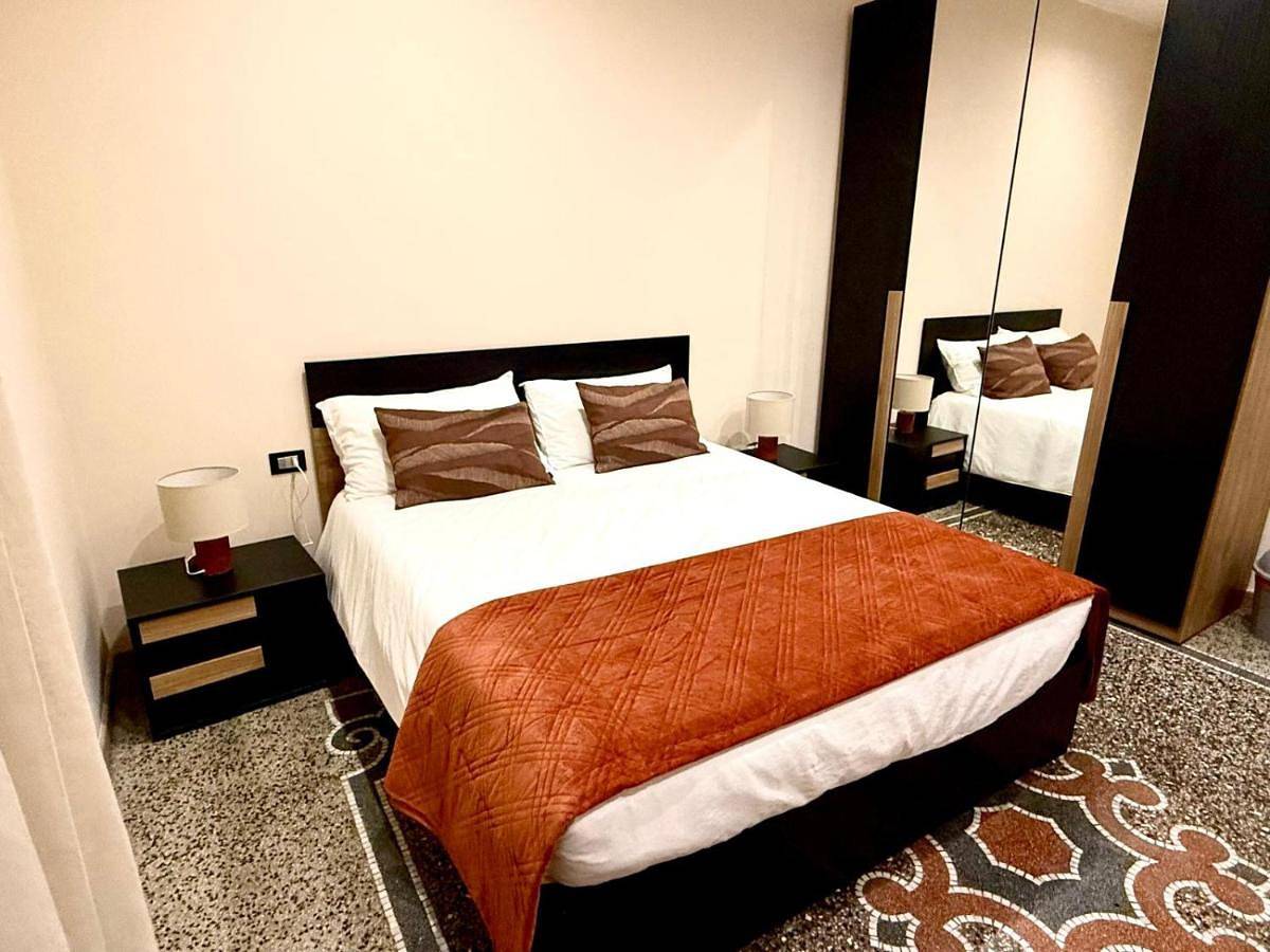 Casa B&B Paganini -If you book 2 rooms you have the whole house to yourself in Spiaggia libera delle Fornaci, Savona