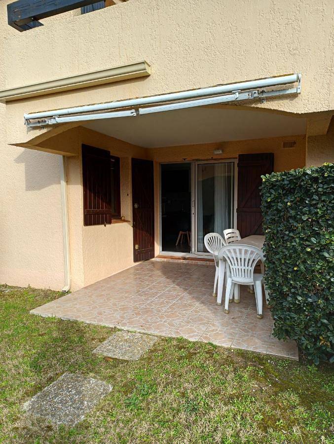 Appartement de vacances pour 4 personnes, avec piscine et jardin