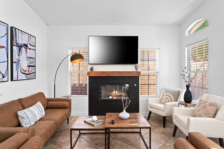 Vacation rental for 16 people, with hot tub and yard in Desert Hot Springs