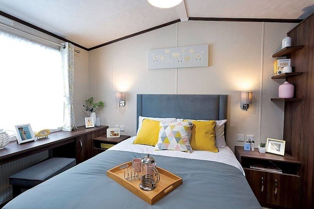 2 Bed Caravan, South Devon Coast nr Plymouth, 200m to Beach + Indoor Heated Pool in Wembury, South Devon