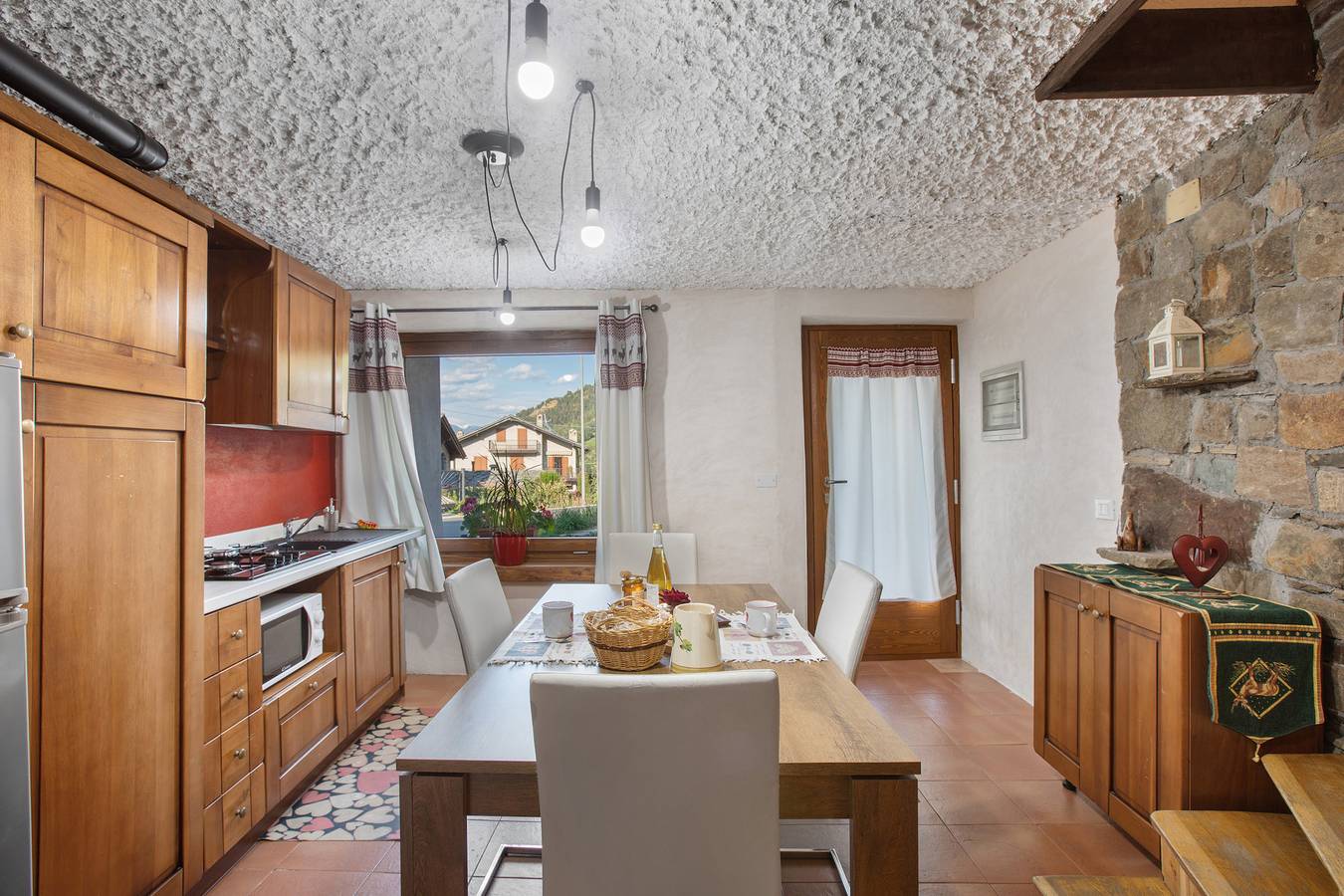 Appartement entier, Appartement 'La Petite Maisonnette' avec vue sur montagne et balcon in Plan d'Introd, Comune di Introd