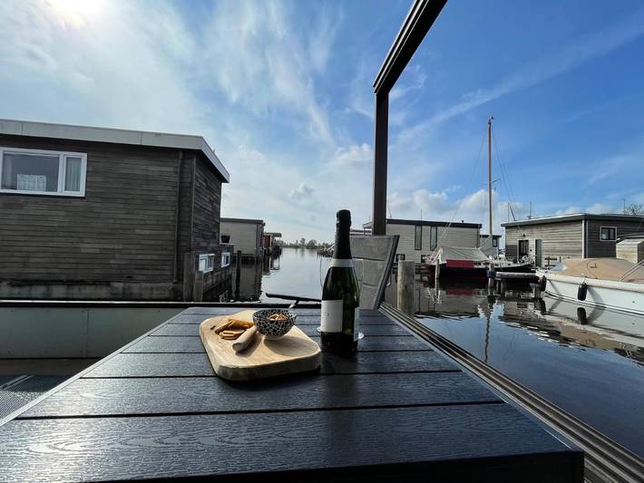 Vakantieappartement voor 2 personen, with Whirlpool and Terras as well as Sauna and Uitzicht op het meer in Aalsmeer