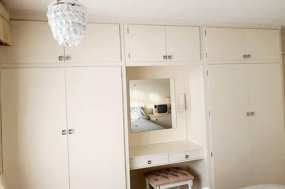 Beautiful 3 Bedroom Home in Staines Private Parking, Garden, Near Heathrow in Spelthorne, Surrey