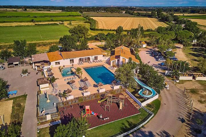Camping pour 4 personnes, avec terrasse et piscine en Camargue - 2