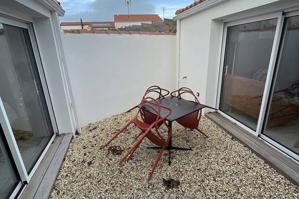 Terrasse et patios privatifs, piscine ludique avec remous sous abri amovible in Les Sables-d'Olonne, Vendée