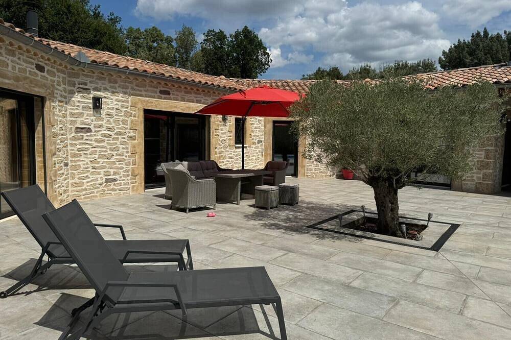 Modern villa with swimming pool in Vézénobres, Alès region