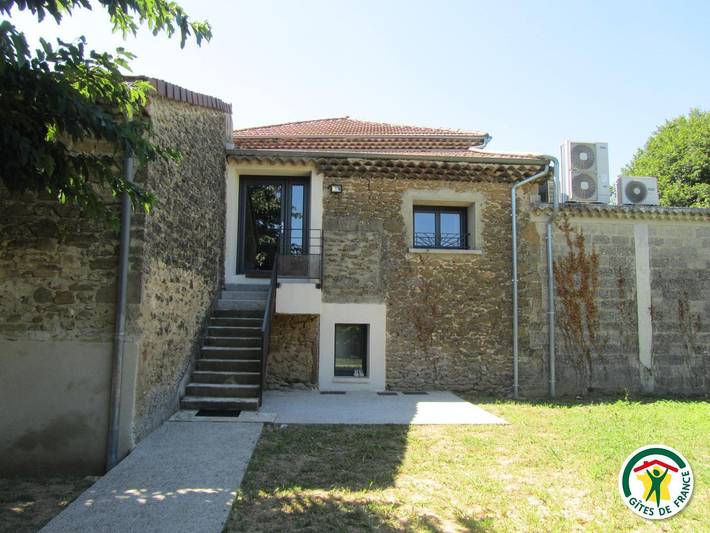 Gîte pour 4 personnes, avec jardin à Montoison