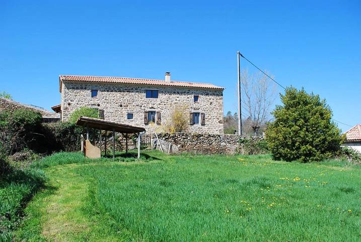 Chambre d’hôte pour 2 personnes, avec Terrasse ainsi que Jardin et Vue à Saint-Jeure-d'Ay