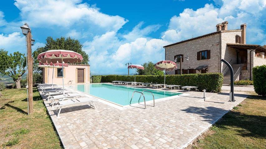 Agriturismo per 8 persone, con piscina e giardino, con animali domestici in Cagli
