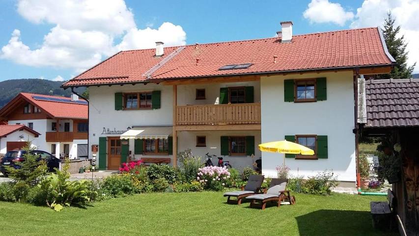 BnB für 4 Personen, mit Balkon und Terrasse sowie Garten und Ausblick in Unterammergau
