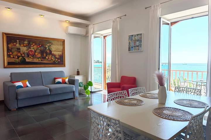 Ferienwohnung für 5 Personen, mit Whirlpool und Balkon in Giardini-Naxos