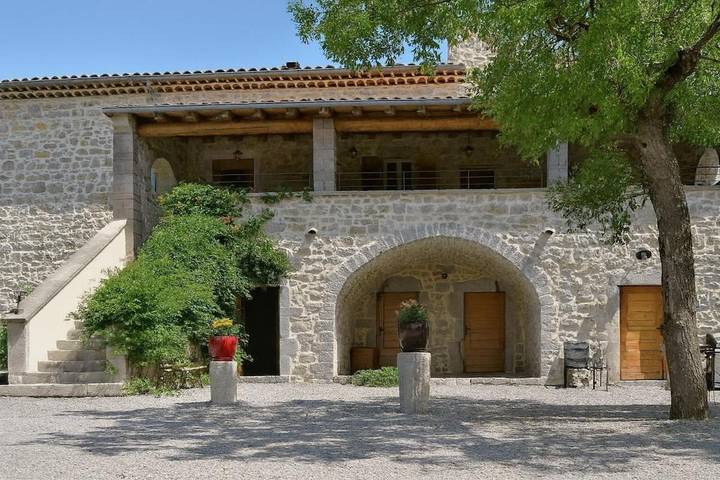 Location de vacances pour 15 personnes, avec piscine ainsi que vue et jardin, adapté aux familles à Saint-André-de-Cruzières