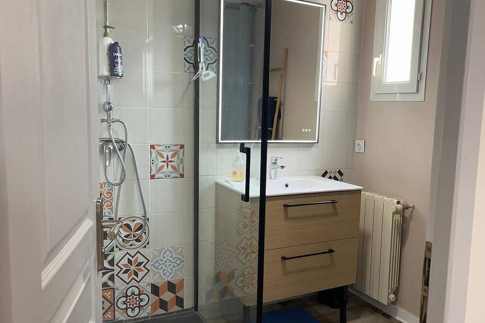 Beautiful, quiet villa, swimming pool, jacuzzi, lovely garden in Saussan, Mittelmeerküste (Frankreich)