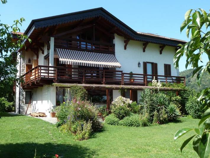 Location de vacances pour 3 personnes, avec vue et jardin à Brovello-Carpugnino
