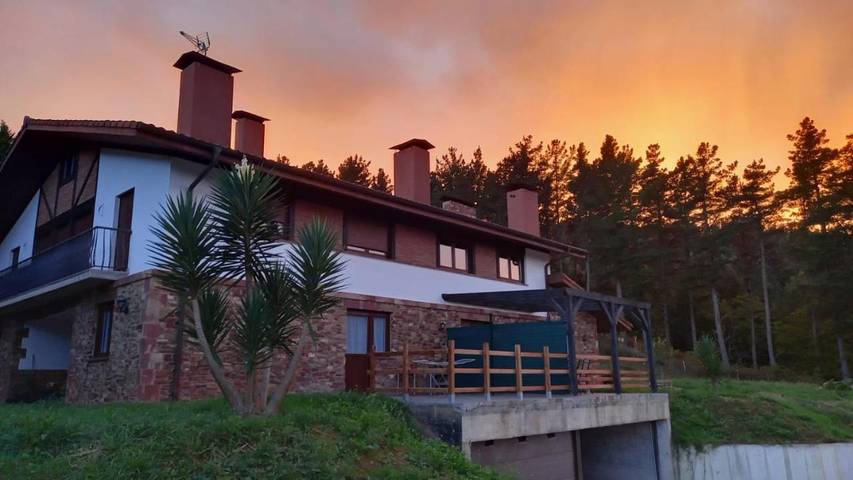 Gîte pour 2 personnes, avec Terrasse ainsi que Jardin et Vue à Ea