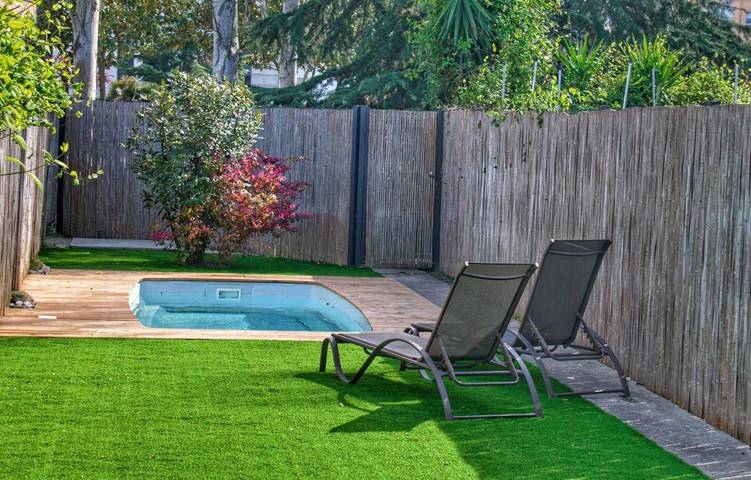 Ferienhaus für 8 Personen, mit Terrasse und Garten sowie Pool und Seeblick