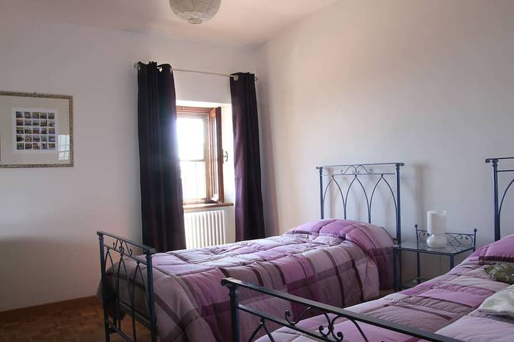 A large farmhouse with views over Umbria/Tuscany with Aircon & streaming WiFi in Tuoro sul Trasimeno, Lake Trasimeno