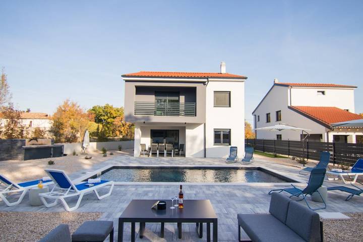 Ferienhaus für 8 Personen, mit Pool und Garten