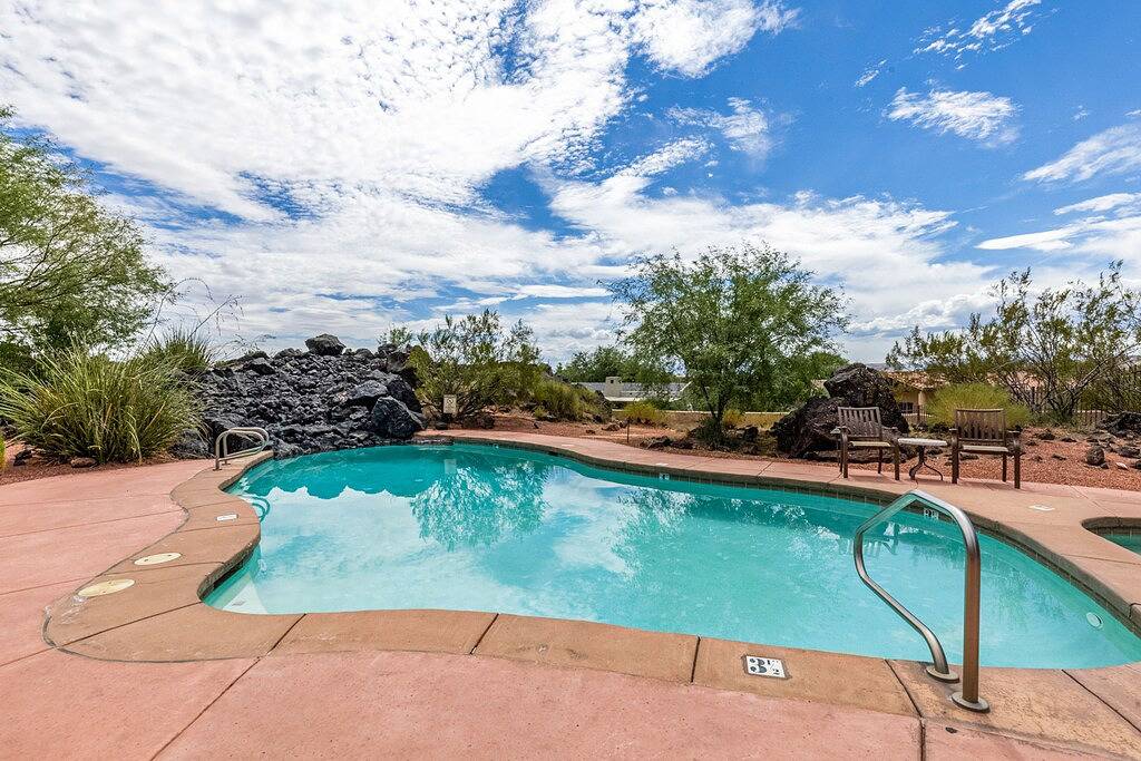 Desert gem near Zion with pool/hot tub access, fast Wifi & Ac in Santa Clara (UT), Zion Nationalpark