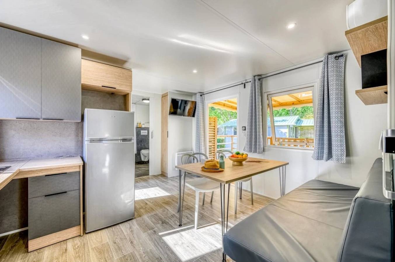 Zecamping 4* animé piscine couverte pet friendly locatif Tv clim 34m2 in Parentis-en-Born, Côte d’Argent