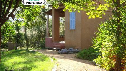 Maison de vacances pour 2 personnes, avec terrasse ainsi que piscine et jardin, animaux acceptés dans Haute-Corse