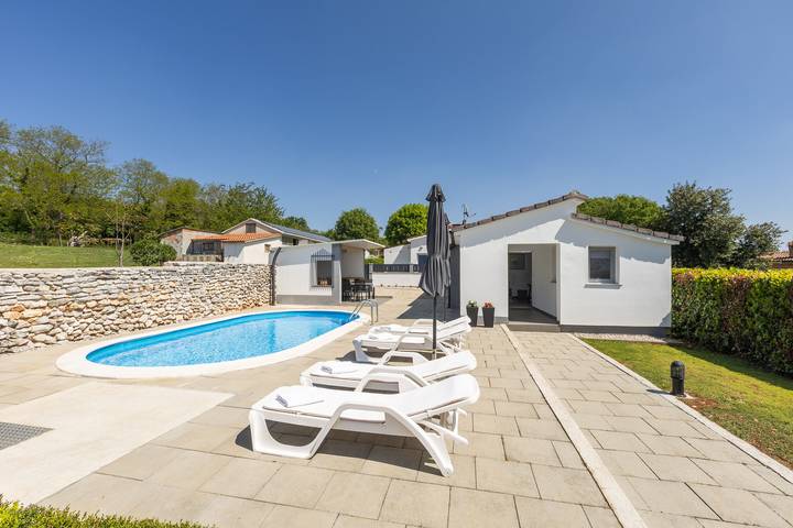 Ferienhaus für 6 Personen, mit Terrasse und Garten sowie Pool in Sveti Petar u Šumi