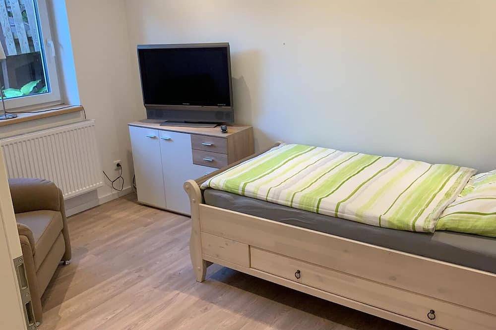 Ganze Wohnung, Erdgeschoss-Ferienwohnung auf ca. 78 qm, hochwertig und modern eingerichtet mit möblierterterrasse mit Gartenteich und Grillmöglichkeit, überdachter E-Bike-Ladestation und abschließbarem Fahrradraum. Freuen Sie sich auf: eine voll ausgestattet... in Langwedel (Holstein), Rendsburg-Eckernförde