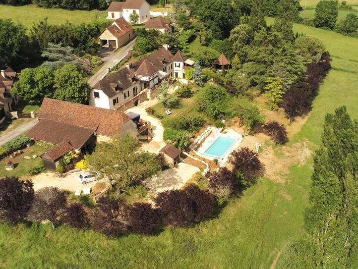 Maison d’hôte pour 8 personnes, avec jacuzzi ainsi que jardin et piscine, adapté aux familles à Azerat