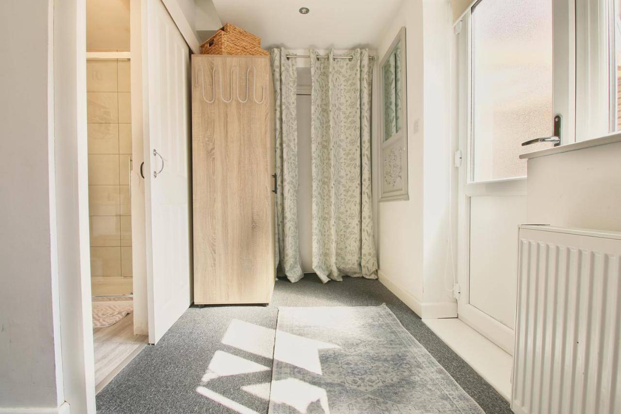 Deluxe Double Room with Shower in Coventry, Birmingham Area